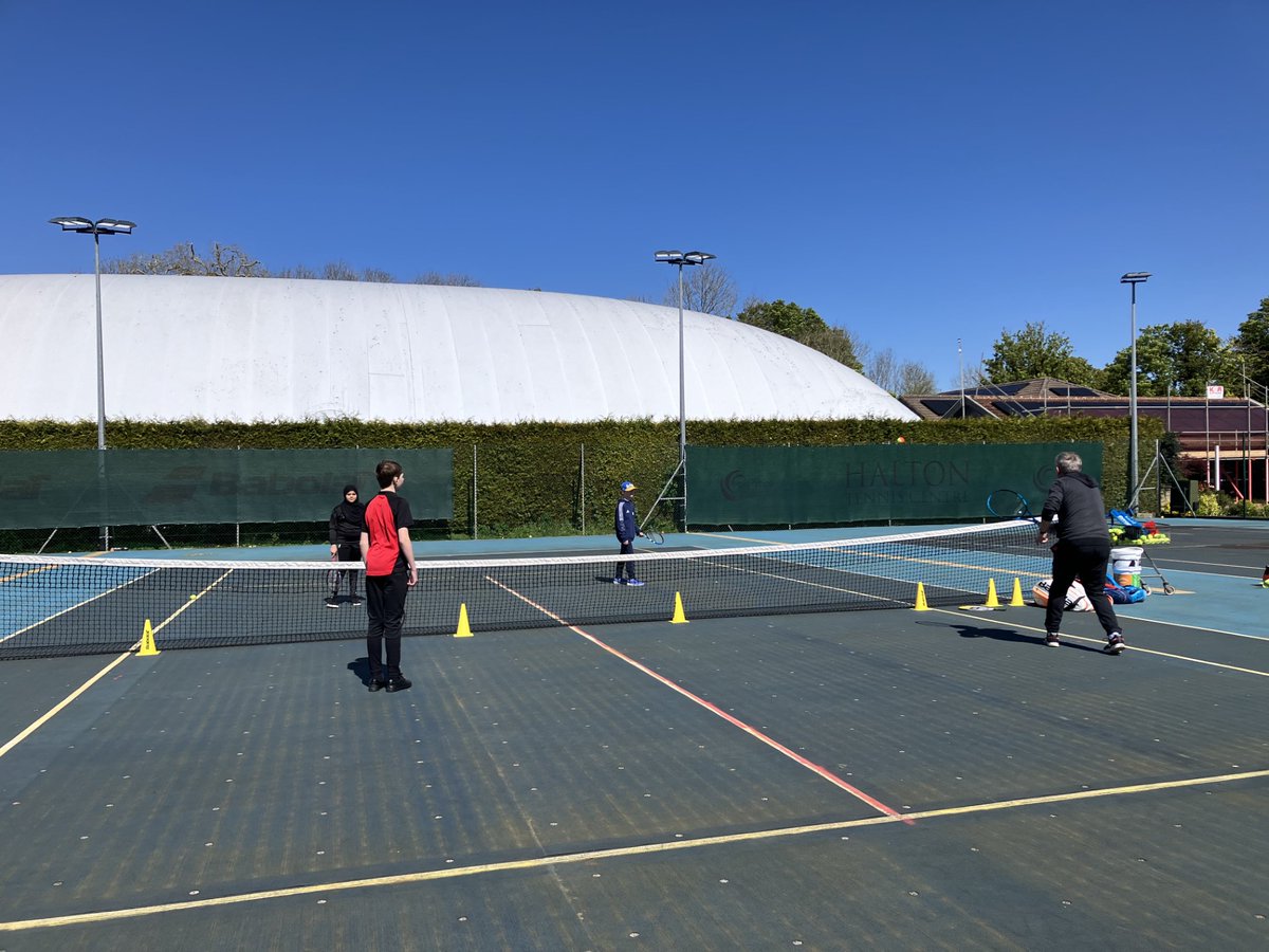 A wonderful morning for our Hearing Support Tennis 🎾☀️🧏‍♂️🦻 A huge thanks to @DanMaskellTrust for funding this event for children and young people in Buckinghamshire @HaltonUK @everyballtennis @YouthSportTrust #YSTLeadSchool #hearingsupport #sportforall #fun #friendships #social