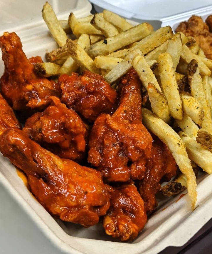 Hot 🔥 Wings 🍗 and Fries 🍟 homecookingvsfastfood.com 
#homecooking #homecookingvsfastfood #food #fastfood #foodie #yum #myfood #foodpics