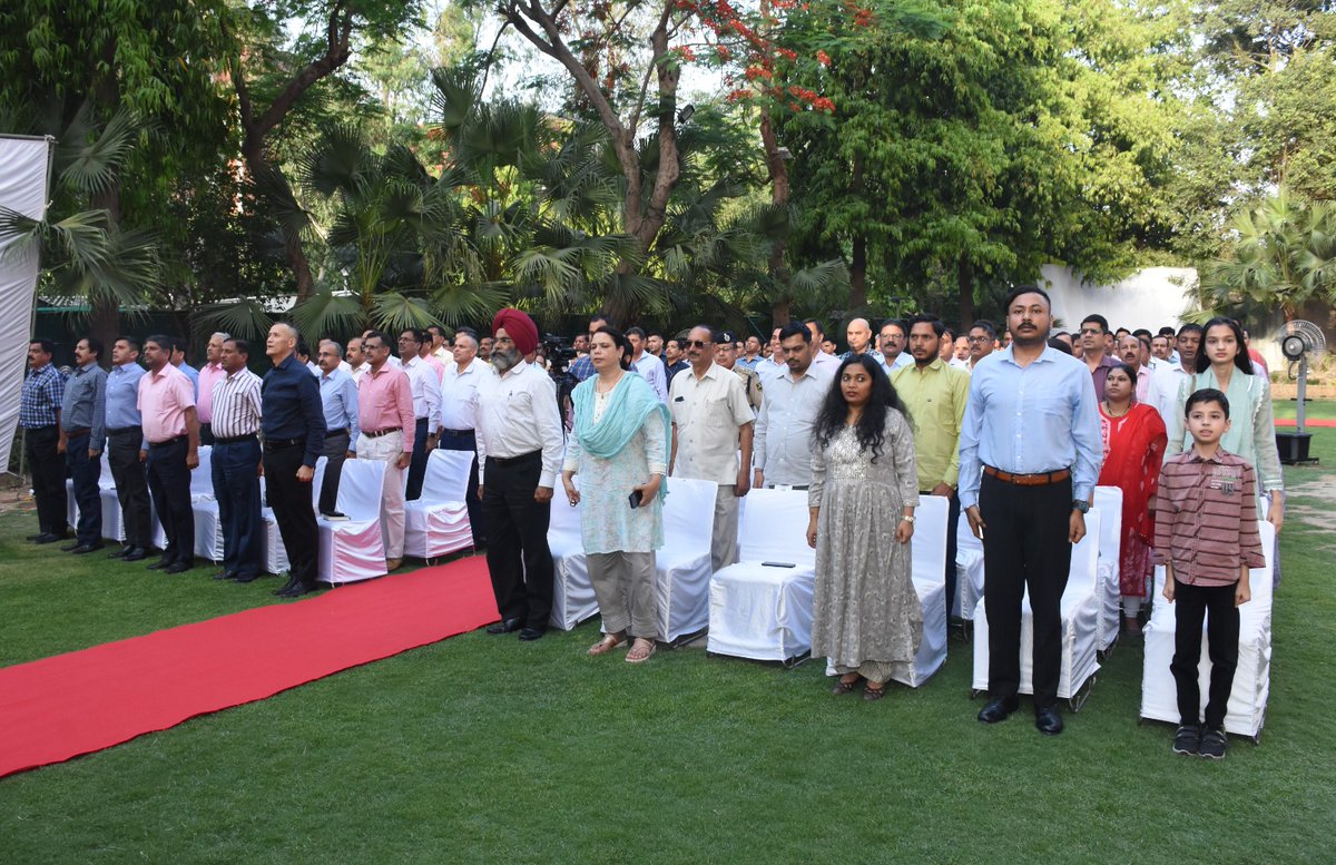 डॉ. अखिल चन्द्र कर्माकर, ADG (Medical), श्रीमती चन्द्र कान्ता (INSP, ESC) एवं श्री राम स्वरूप मैना (SI, CM) आज बल से सेवानिवृत्त हुए। बल मुख्यालय में आयोजित सैनिक सम्मेलन में DG, #ITBP ने तीनों पदाधिकारियों को श्रीमद्भगवद्गीता, स्मृति-चिह्न व प्रमाणपत्र प्रदान कर सम्मानित किया।