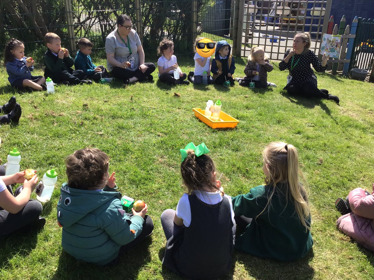 What lovely weather this afternoon perfect for our snack time in the sunshine☀️#literacy #PSED @OrchardPrimaryA @TeamPastoral