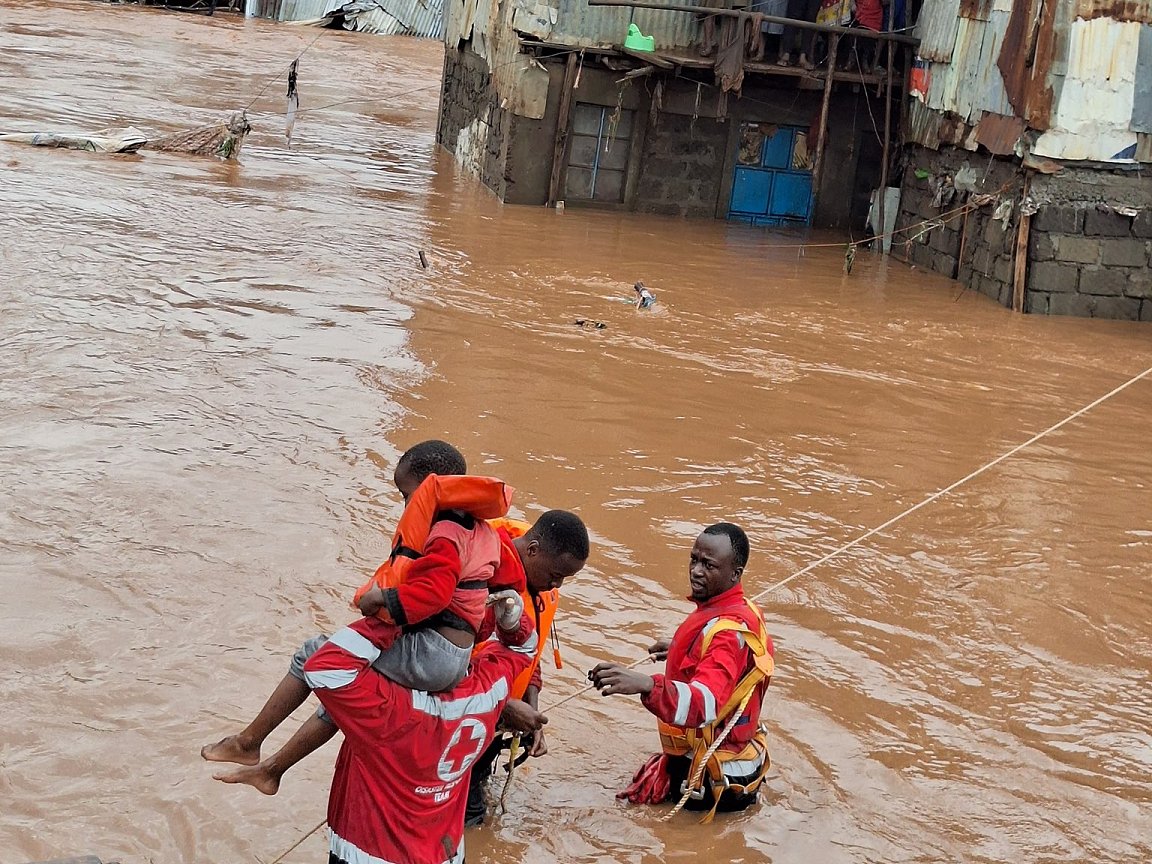 .@IrshadIdris tells @SkyNews #Kenya & other #African nations 'bearing brunt' of climate-related extreme weather like current #floodske; pic, @KenyaRedCross response team in action in Mathare, #Nairobi last week; @liz_stephens on what needs to be done - bit.ly/4beKXdS