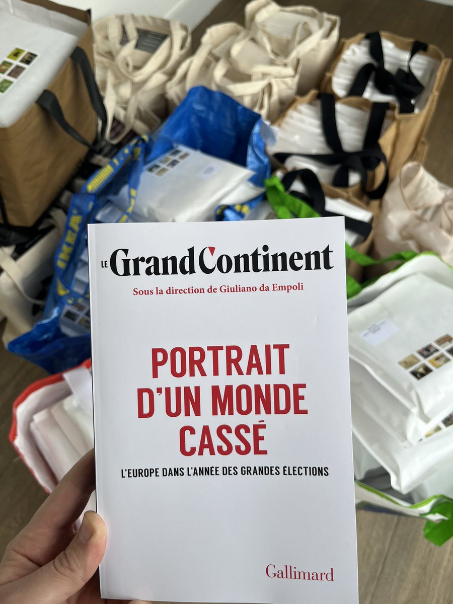 Deuxième grosse série d’envois de Portrait d’un monde cassé @Gallimard. Commandez votre exemplaire du @Grand_Continent en librairie ou par ici legrandcontinent.eu/shop/produit/p…