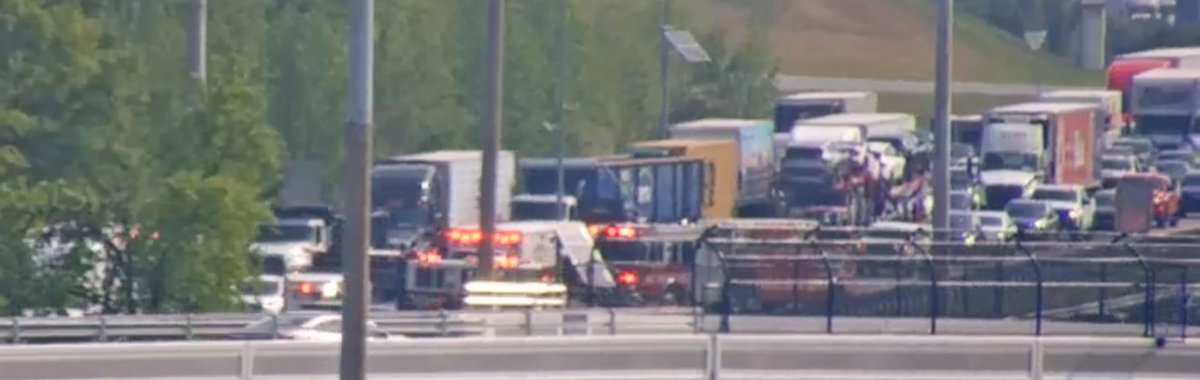 I-95 southbound between Route 273 and the Welcome Center, a crash with injuries. (photo overtop of the Chapman Road overpass - DelDOT) #NetDE