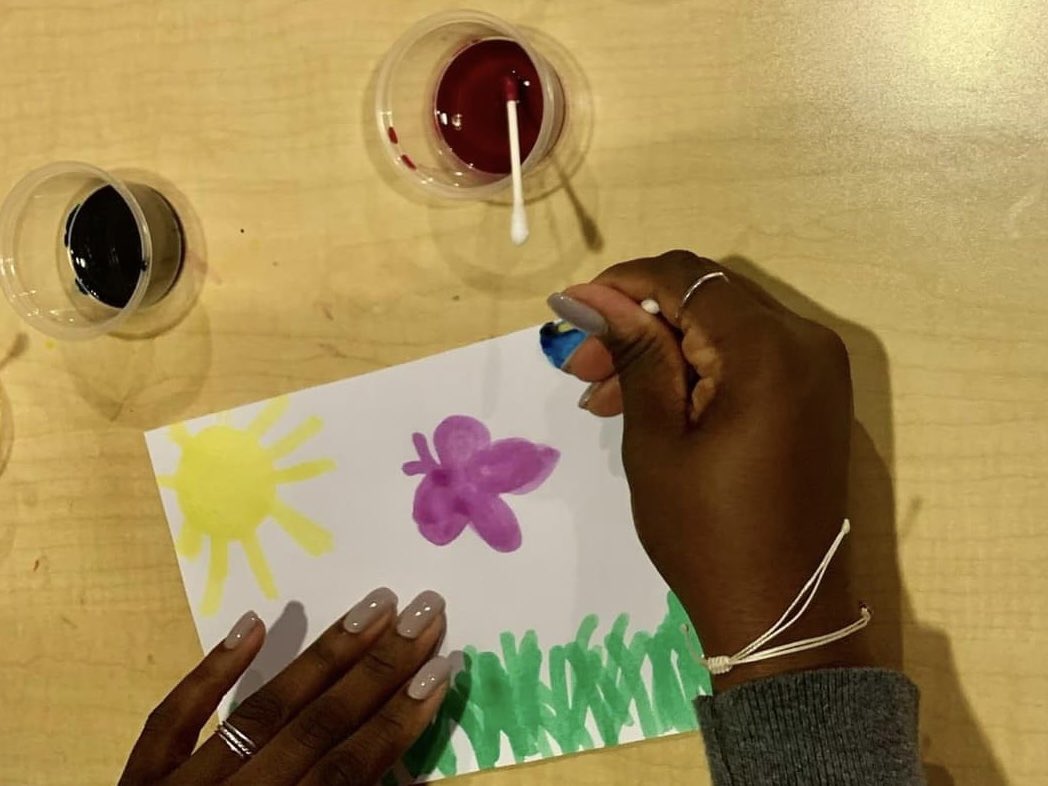 Our last #AfternoonAdventure featured glitter paint! Spin the wheel at 1:30 today to see what adventure you will get! 

🎶Musical Madness 
🐛Bug Out
🎨Awesome Art
📏How Do you Measure Up
✈️Oh, the Places You’ll Go

#AfternoonAdventures
#childrensmuseums #kidsmuseum #earlylearning