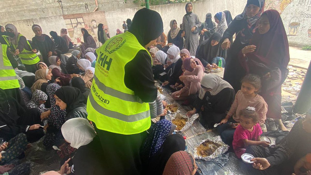 🇵🇸 We continue to deliver hot meal to the families and children sheltering in schools in the north of Gaza. 🌐 Online Donation: ihh.org.tr/en/donate/fili…