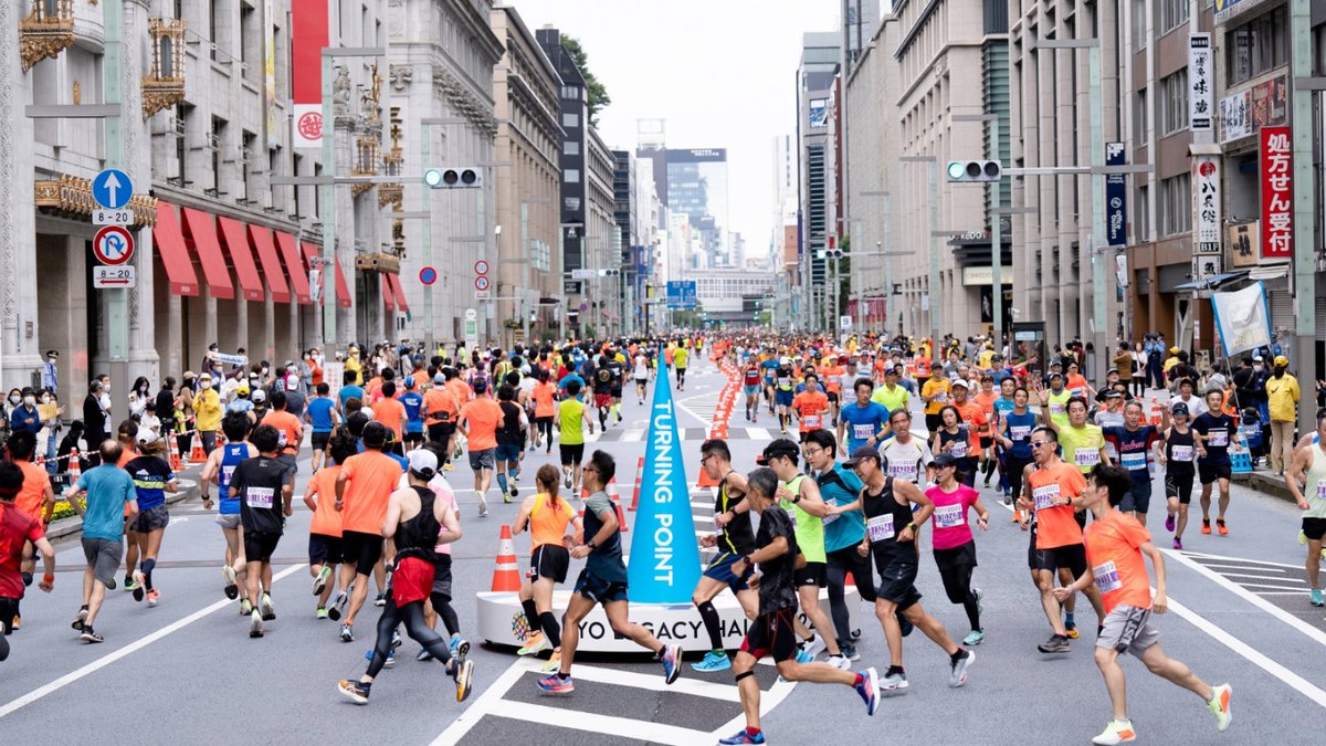 🎽 Casi 40.000 personas se han dado cita en la edición de este año. 🏃‍♂️ La Maratón de Tokio es un evento único y que cualquier amante del running no quiere perderse. 💪 Cuidado que estas carreras crean adicción y, una vez que corres una, ¡no hay vuelta atrás para la siguiente!