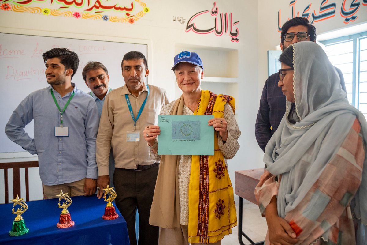 @RKionka @EUPakistan @UNinPak At the school, H.E. Ambassador @RKionka appreciated the rehabilitation efforts & observed the improvements in the learning environment & infrastructure. @UNICEF has also provided safe drinking water & sanitation facilities, especially for girls, in all rehabilitated schools.