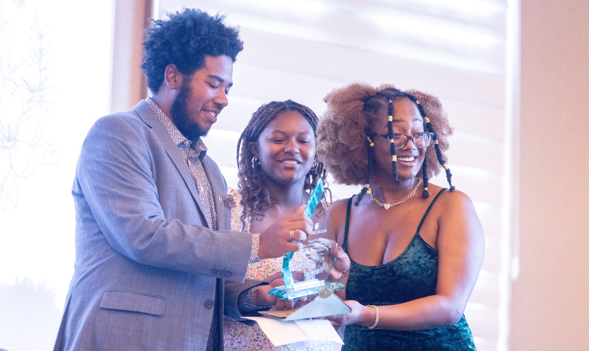 Students and campus leaders were recognized at the annual Garren Excellence in Diversity Awards. Congratulations! 👏roanoke.edu/news/garren_aw… #roanokecollege