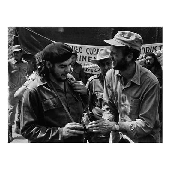 Cuba, 1960. Arturo Zavattini scatta una foto a Che Guevara, uno scatto ormai celebre che cela un gomitolo di storie, ripercorse da Francesco Faeta a #Wikiradio. Qui bit.ly/chearturo