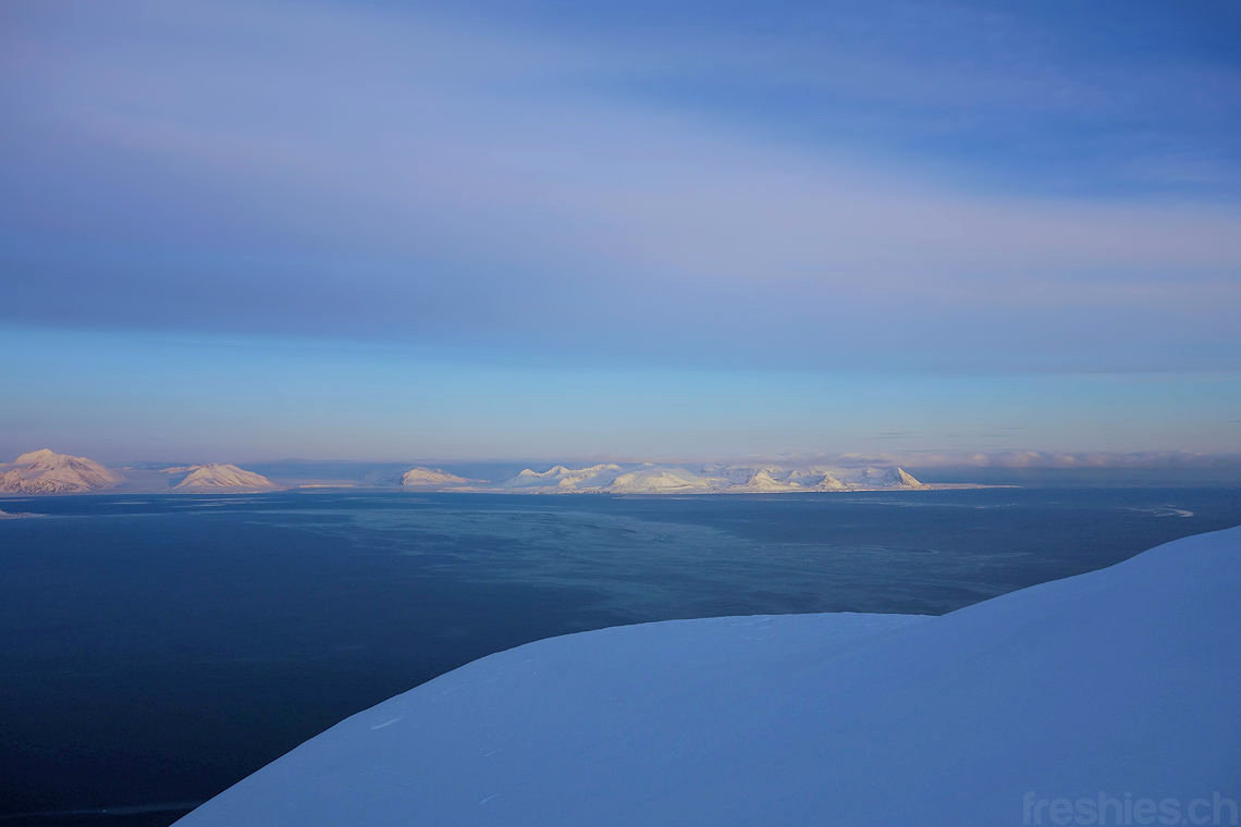 Der Aufstieg war etwas suboptimal für Leute mit Höhenangst. 😵‍💫

Aber die Aussicht oben mit bzw. in der Mitternachtssonne entschädigte für alles. 😎

#svalbardflashback