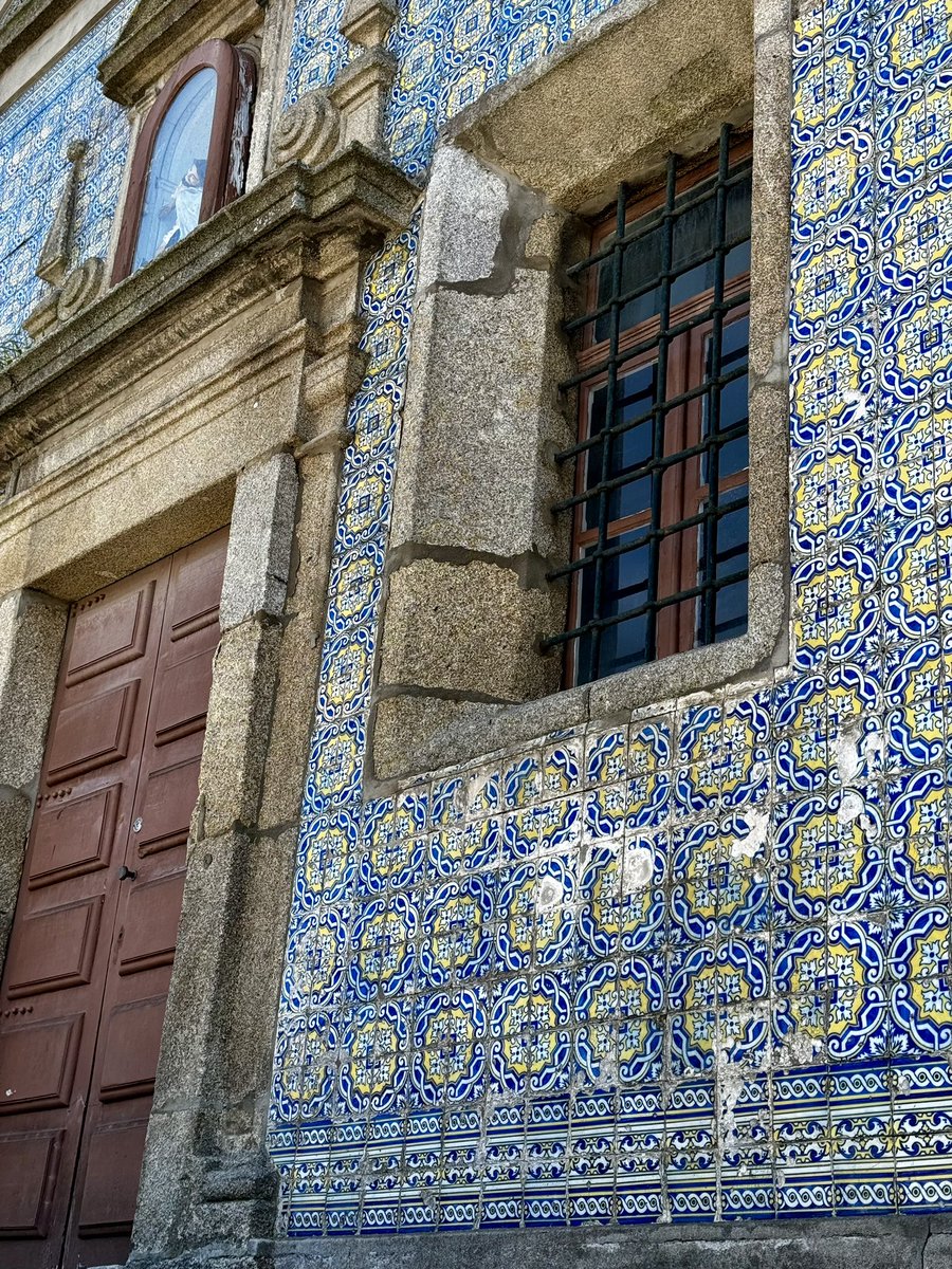 🇵🇹 Just wrapped up a week in Portugal + wanted to buy this shirt while there… …BUT it was nowhere to be found. All I saw were knockoff kid versions. 🤔 Pretty crazy, not even in Forca #Portugal shops. I’ll get it at some point. But here’s the #azulejo inspiration, amazing.