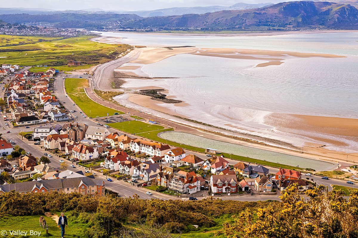 A late April morning view of the West Shore and Conwy Estuary from Llandudno Great Orme, with man and his dog.@Ruth_ITV @ItsYourWales @WalesCoastPath @NWalesSocial @northwaleslive @OurWelshLife @northwalescom @AllThingsCymru #Llandudno #GreatOrme #WestShore #Estuary #April #Wales