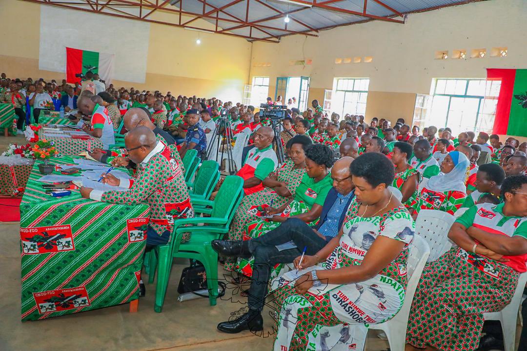 Dans la volonté d’accélérer la mise en œuvre des résolutions issues du Comité central du @CnddFdd, le SG @R_Ndikuriyo a entamé une campagne de vulgarisation et de mobilisation dans les communes du #Burundi.Du 29 au 30/4, il était à Butanyerera dans les communes Busoni et Kirundo.
