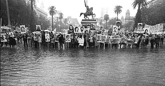 A 47 años de la primera marcha de nuestras queridas Madres de Plaza Mayo todo nuestro cariño a cada una ellas y un recuerdo especial a Hebe. Siempre con ustedes, siempre siguiendo su ejemplo❤️