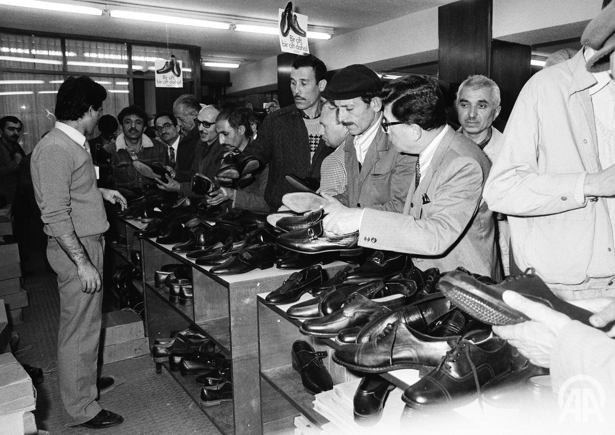 👞Sümerbank'ın ''bir çift ayakkabı alana bir çift bedava'' kampanyası, vatandaşlar tarafından ilgi gördü. 📷: Metin Tokgöz / İstanbul - 21.04.1987