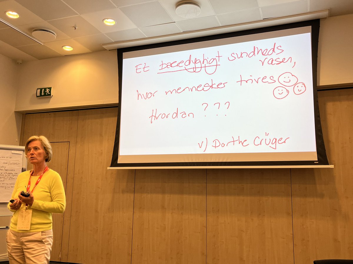 .@CrugerDorthe fortæller på #patient24 om, hvordan vi skaber et menneskeligt og bæredygtigt sundhedsvæsen, hvor mennesker trives. Hvad motiverer mennesker? Det skal give mening, anerkendelse, indflydelse og føle tilhørsforhold. #patientsikkerhed #arbejdsmiljø