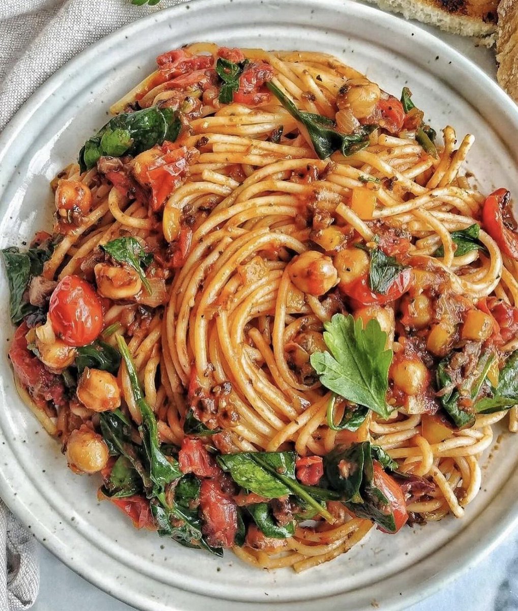 Roasted Tomato Spaghetti 🍝 with Chickpeas & Spinach 🍅