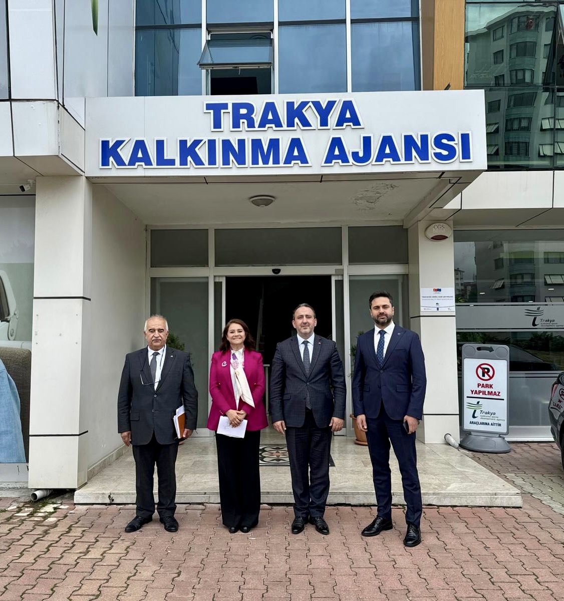 Ergene'mizin geleceğini daha parlak kılmak adına, bugün Trakya Kalkınma Ajansı'nı ziyaret etme fırsatı buldum. Yatırım projelerimizi görüşmek üzere Genel Sekreter Sayın Mahmut Şahin ile verimli bir toplantı gerçekleştirdik. Kendilerine gösterdikleri yakın ilgi ve destek için