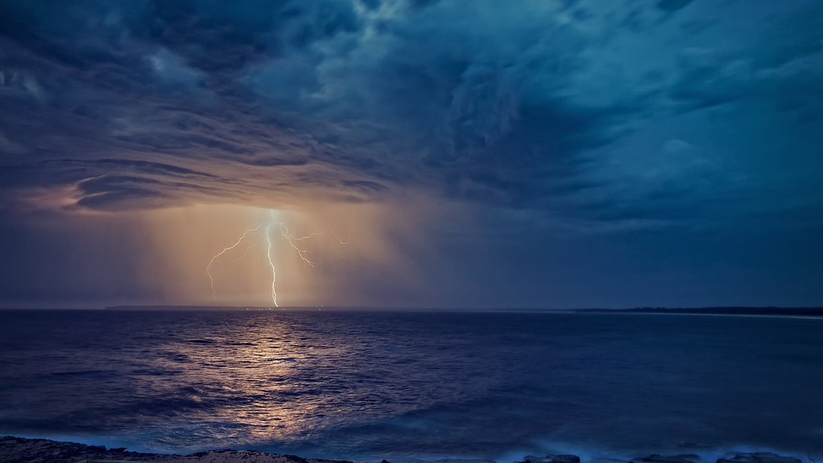 ⛈⚠ Situation sous haute surveillance, entre la soirée de mercredi et la nuit suivante, des #orages fortement pluvieux pourraient balayer la #SeineMaritime. Météo 76 reste attentif à l'évolution. Restez connectés, des infos sont attendues dans les prochaines heures. 👍