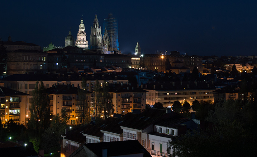 Santiago de Compostela renueva su alumbrado público priorizando tecnología, sostenibilidad y patrimonio (vía revista Equipamiento y Servicios Municipales) tinyurl.com/j4dhdw8x Fotografía: @EySMunicipales