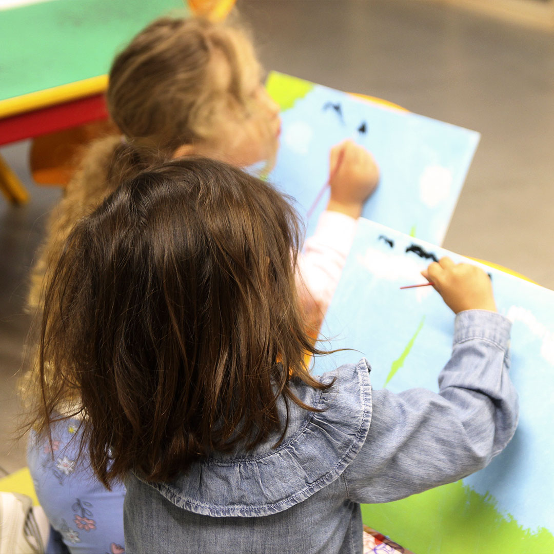 Los alumnos de Infantil han preparado con ilusión la llegada del Día de la Madre. Con ayuda de sus profesoras consiguen expresar su creatividad en una preciosa manualidad llena de cariño. ¿Os ha gustado?