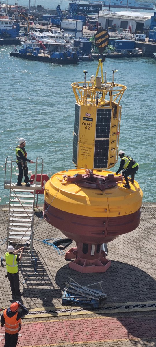 NOC and Met Office engineers are putting together the PAP buoy ready for deployment in May this year. Cruise #JC263 will deploy the new mooring and collect samples & data around the PAP-SO. @NOCnews @AAiFADO @MetOffice_Sci Our website: projects.noc.ac.uk/pap/