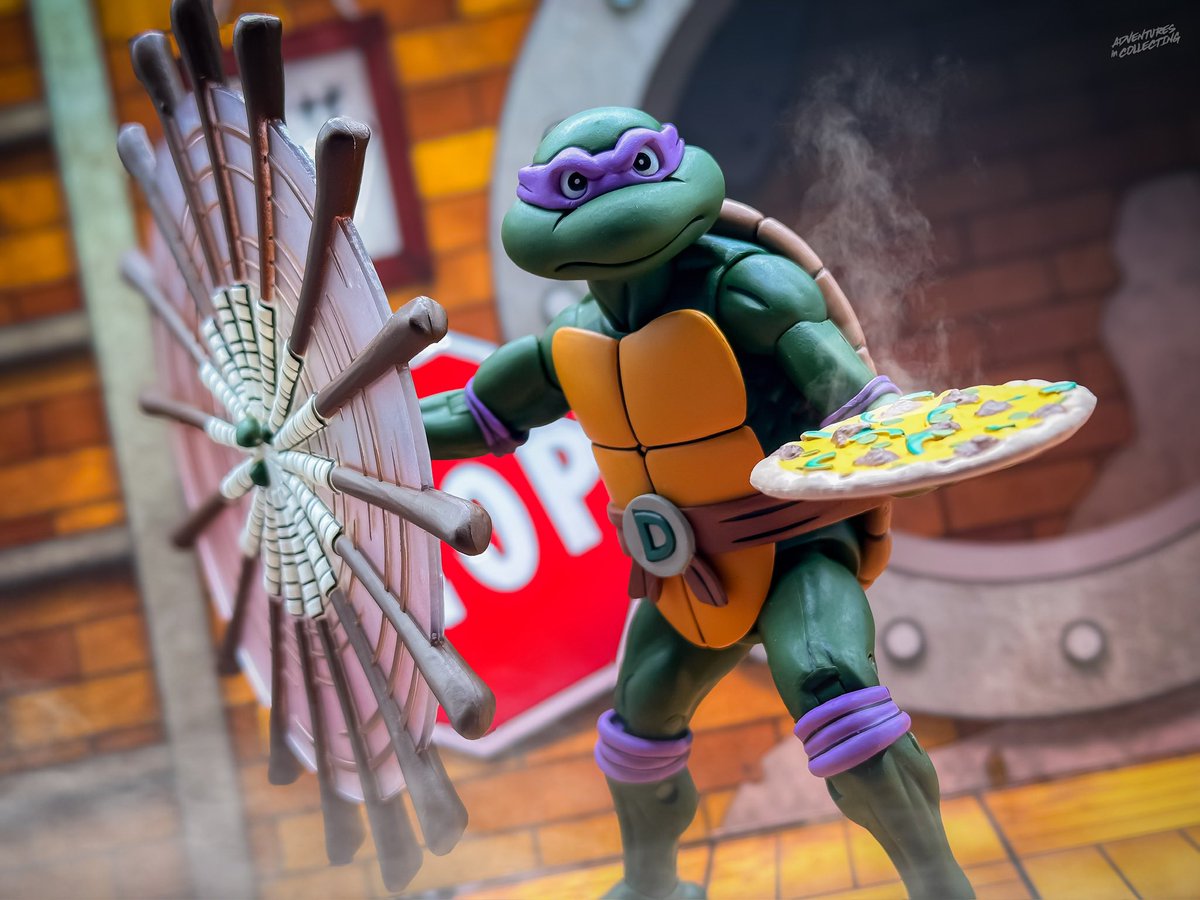 The Pizza Club edition of Donnie comes with what is easily one of my favorite accessories ever—look at that staff!#TurtlePower!

Save 15% at dioramaprints.com with code AIC

🧸: @NECA_TOYS
📸: @canonusa
💡: @neewerofficial
🖼: @dioramaprints

#turtletuesday #tmnt #toypics