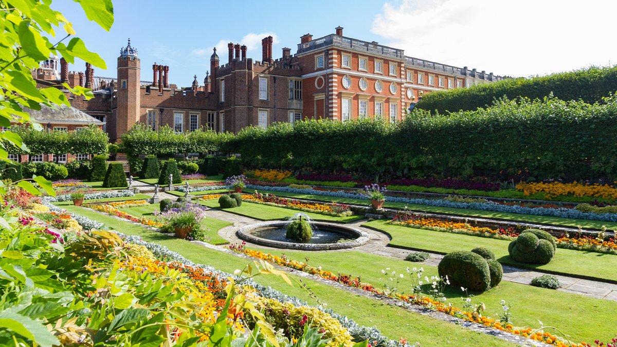 With fragrant flowers, buzzing bees and plenty of history to take in, there’s perhaps no lovelier way to welcome in the spring than in one of the UK’s beautiful palace gardens. We've got the list for the best palace gardens. 👉 zurl.co/kX9P #LUXlife #Spring #Gardens