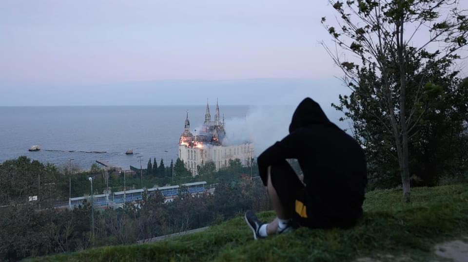 #Odesa This castle was nicknamed #HarryPorter’s Castle. No more. Last evening, Russians hit it with a ballistic missile, killing five people and a dog; injuring 32, including a 5 y.o girl and a pregnant woman. @jk_rowling Photo by @victorsajenko.