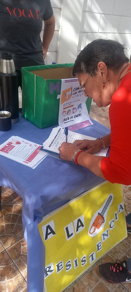 ✊🏽Campaña nacional de @MuMaLaNacional , para el congelamiento de precios y tarifas . 
Hoy, salimos a las calles , en el día que diputadxs entreguistas,  condenan a la pobreza a millones de mujeres , con la derogación de la moratoria jubilatoria .