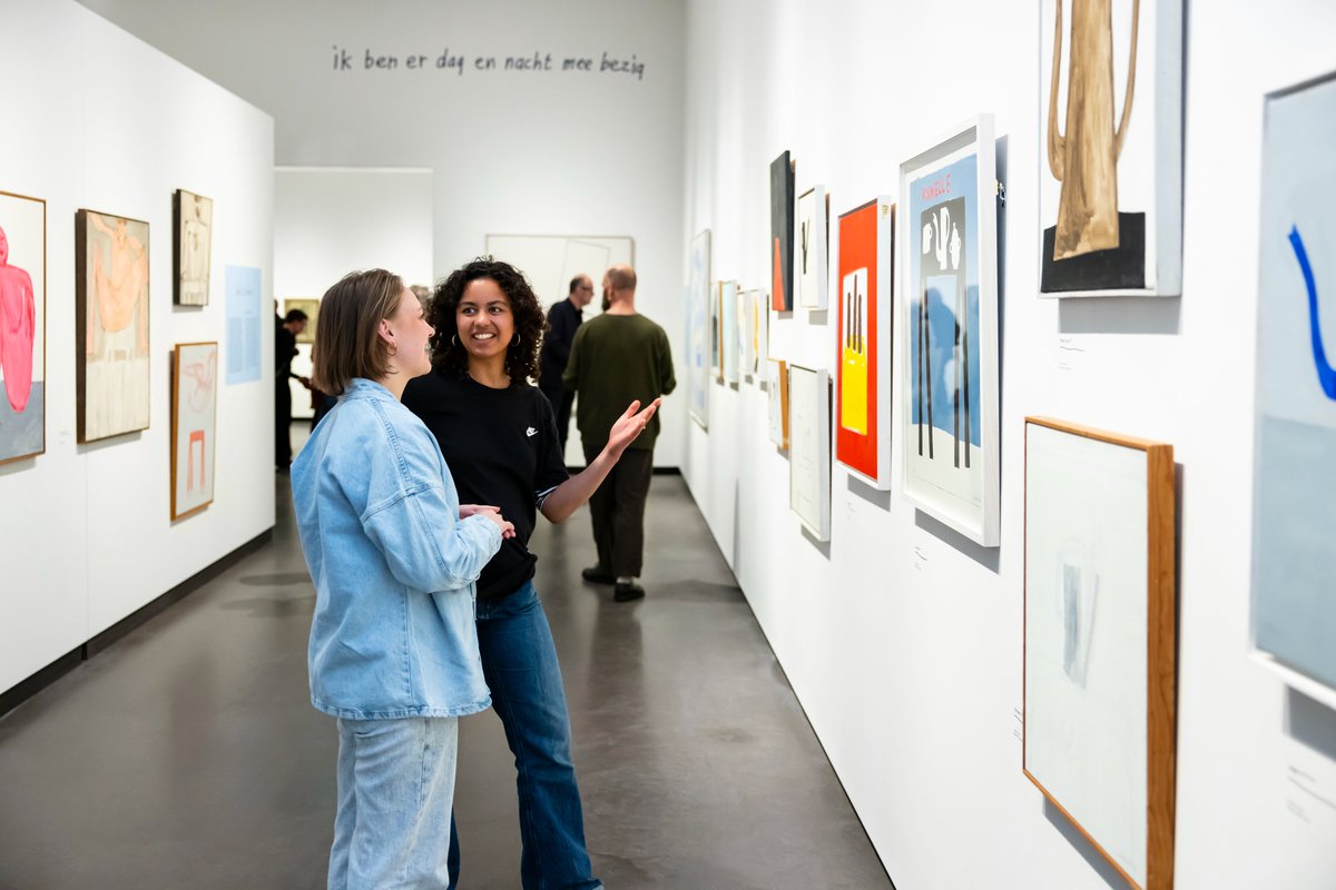 Afgelopen donderdag vierden we de opening van de tentoonstelling 'Klaas Gubbels - Lang leve de kunst'. Als kers op de taart mocht Gubbels de Zilveren Stadspenning van Arnhem in ontvangst nemen. 'Klaas Gubbels' is t/m 18-8 te zien. Lees meer: bit.ly/3TFfgEE