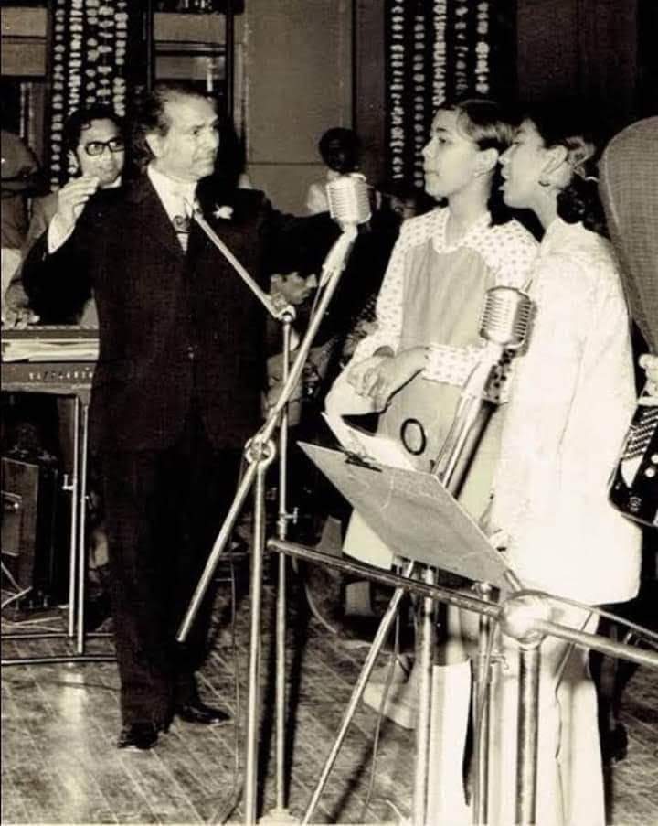 Music director #Shankar of #shankarjaikishanduo with #SushmaShrestha (Now #PoornimaShreshtha and #Pratibha at a stage show. 
#hainabolobolo
#shankarjaikishan 
#shankarjaikishanji
#shankarjaikishanmusic 
#shankar_jaikishan
#shankerjaikishan