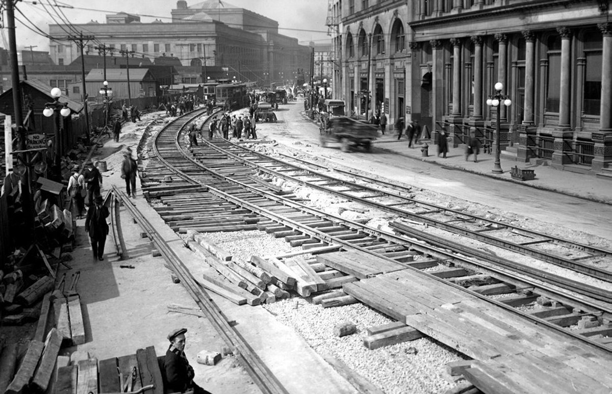 Streetcar track reconstruction, looking west along Front Street W. from Yonge St. #OnThisDay in 1930 (Apr. 30)
Image credit: @TorontoArchives

#otd #1930s #construction #transit #railways #railroad #history #torontohistory #tdot #the6ix #toronto #canada #hopkindesign