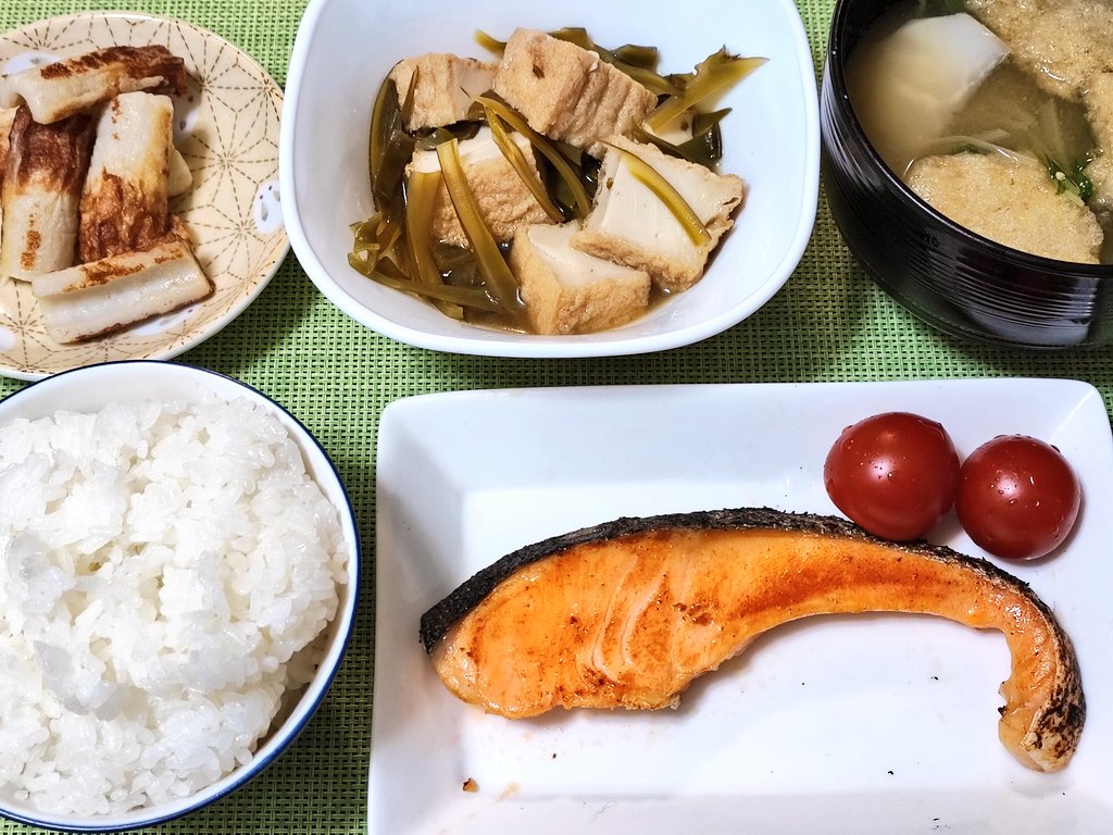 シンプル和定食夕飯
・焼き鮭  大根おろし添えるつもりがスーパーにて結構高く半分サイズも無かったのでプチトマト🍅添え
・厚揚げと茎昆布（生めかぶの残り）の煮物
・賞味期限過ぎ竹輪を天ぷら殺菌するつもりが面倒になりフライパン焼き 
鮭は塩分＋でやはり大根おろし欲しかった😆
#おうちごはん