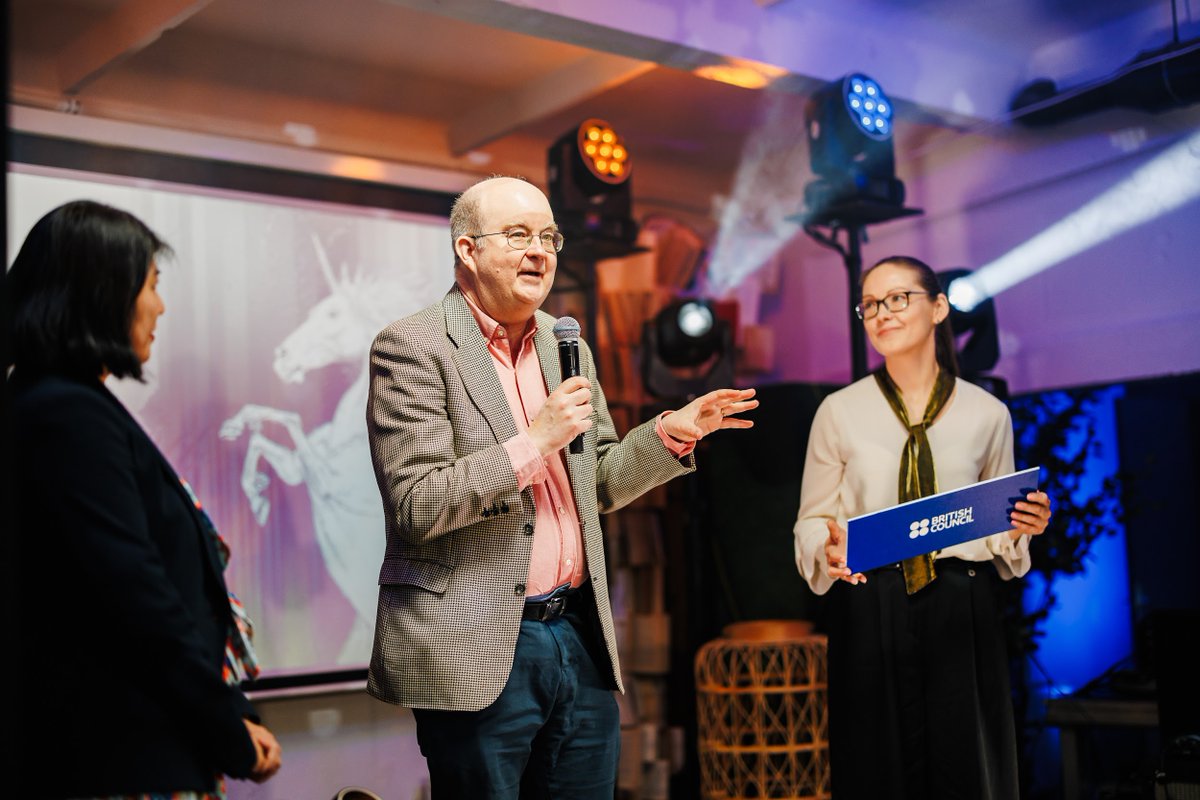 lvBritish's tweet image. 🦄@visc_gov_lv meiteņu līderības programmas #FutureHeroes 4. sezona ir noslēgusies! #GoldAward saņēma komanda #Ecofam, kas ar mūsu atbalstu dosies braucienā uz 🇬🇧. Dalībnieces sveica Lielbritānijas vēstnieks Latvijā @PaulBrummell @UKinLatvia ar kundzi Adrianu Ivamu Bramelu.