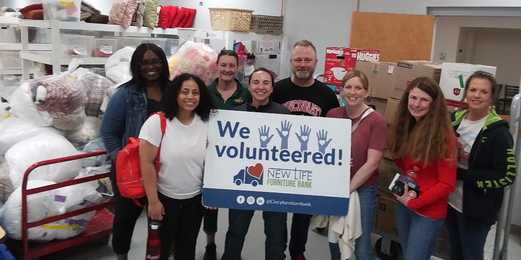 A heartfelt THANK YOU to the amazing team at @Ethicon for their volunteer efforts. They packed kitchen boxes and linen bags for our deliveries this week. Together, we're making a positive impact, one box at a time! ❤️🙏 #VolunteerEfforts #CommunityEngagement #Ethicon