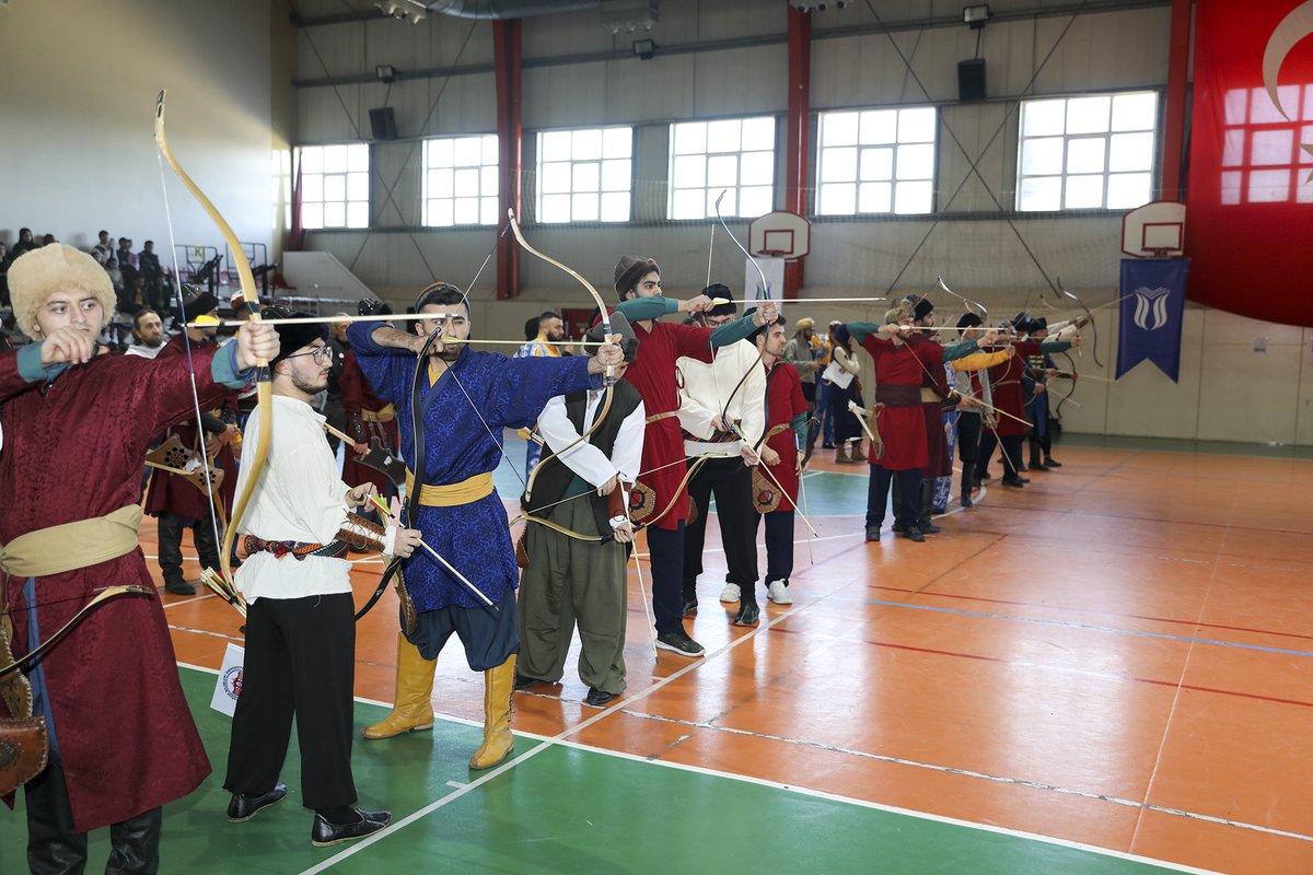 🏹 Üniversitelerarası 2. Geleneksel Okçuluk Puta Koşusu 📆 13 Mayıs Pazartesi 🕘 09.00 📍 Spor Bilimleri Fakültesi Kapalı Spor Salonu Detaylar 👇 🔗 haber.subu.edu.tr/tr/node/1626