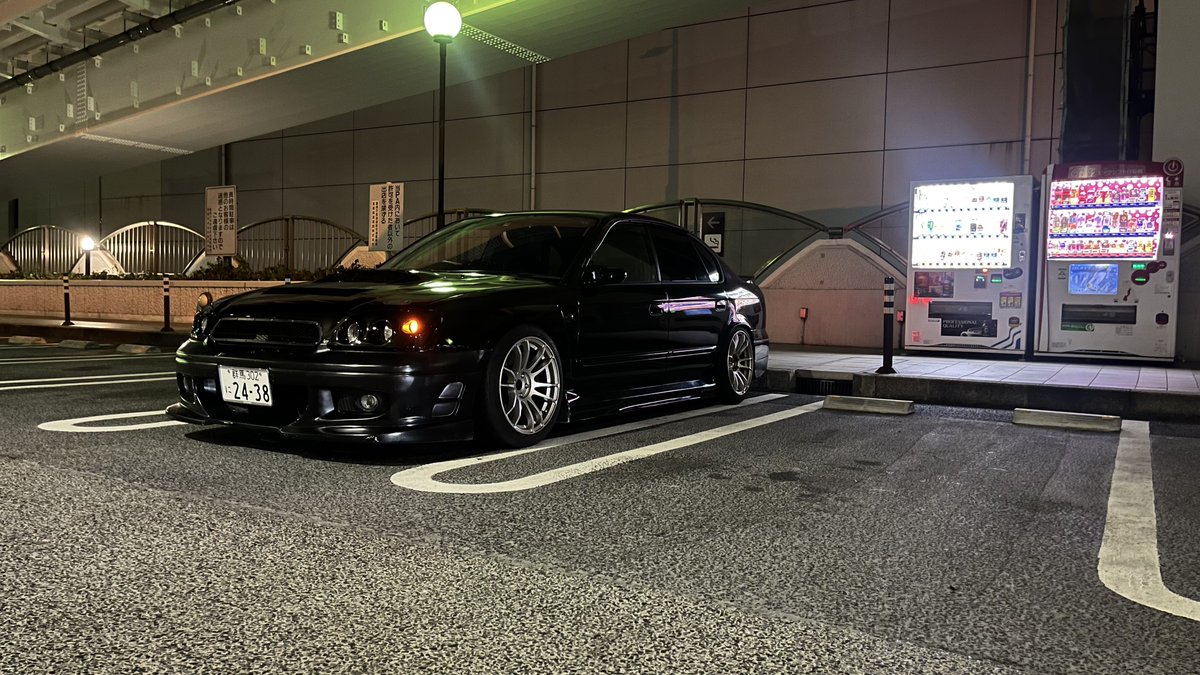 aktk315's tweet image. ヘッドライトが特徴的なレガシィに乗ってます。