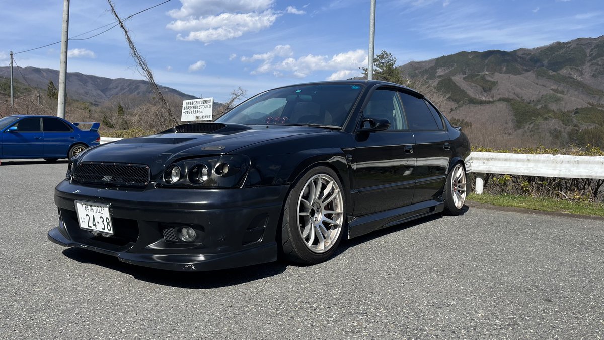 aktk315's tweet image. ヘッドライトが特徴的なレガシィに乗ってます。