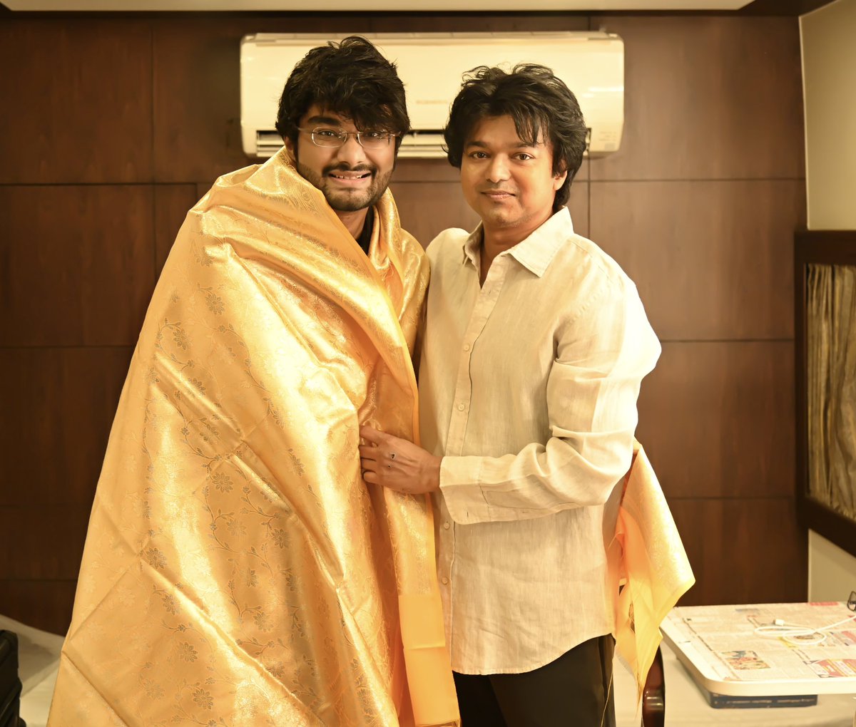 kamala_cinemas's tweet photo. The most magical moment, with the winner of all hearts - Thalapathy Vijay 🔥❤️

Extremely honoured and humbled with his kind gesture 🙏

@actorvijay #Thalapathy #Ghilli #GOAT #ThalapathyVijay https://t.co/2QvjpwYJVG