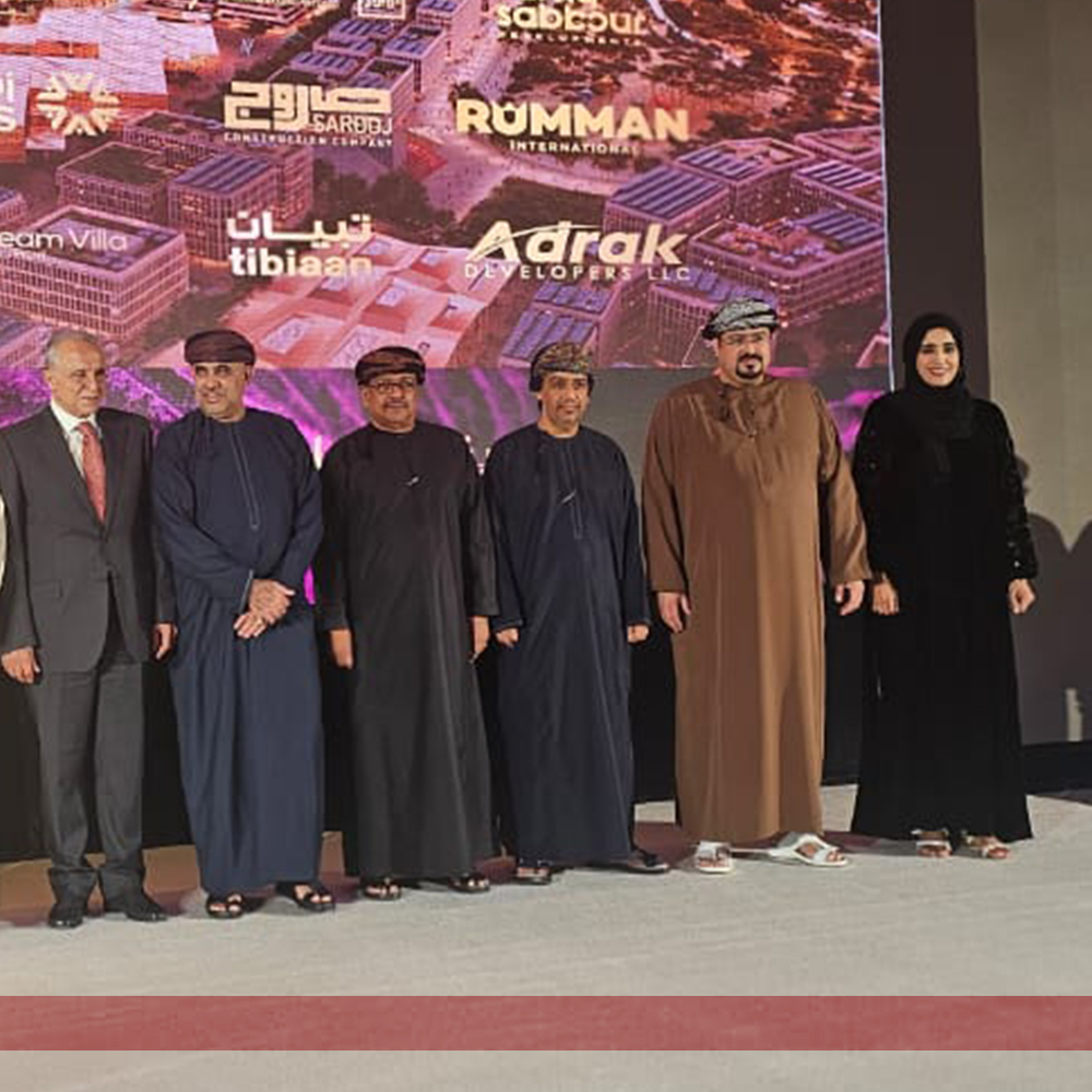 SCC_Oman's tweet photo. The Ministry of Housing &amp; Urban Planning has signed a strategic #partnership with #Sarooj to develop new areas in Sultan Haitham City

وقّعت وزارة الإسكان والتخطيط العمراني شراكة استراتيجية مع شركة #الصاروج لتطوير أحياء جديدة في مدينة السلطان هيثم

 #وزارة_الإسكان_والتخطيط https://t.co/UdbkIQZWvA