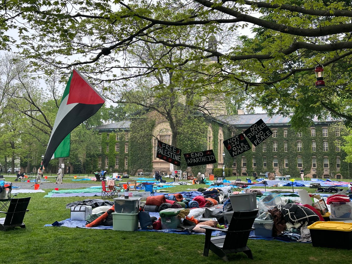 After last night’s attempted occupation of Clio Hall, the pro-Palestine protest at @Princeton has moved from McCosh Courtyard to Cannon Green, behind Nassau Hall. Just a few students were there this morning with signs, tarps, food, and rolled-up sleeping bags.