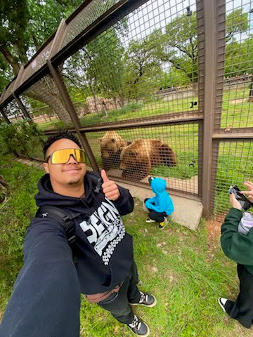 Mr. Longley's MHS Zoology Ss partnered with Mustang Trails ES 1st grade for an unforgettable field trip to the Oklahoma City Zoo last week.  They explored and learned, bringing classroom lessons to life.
📚🦓🐅🐘🦛🦒 #BroncoPride in our #MPSClassrooms!   #MPSLearningInAction