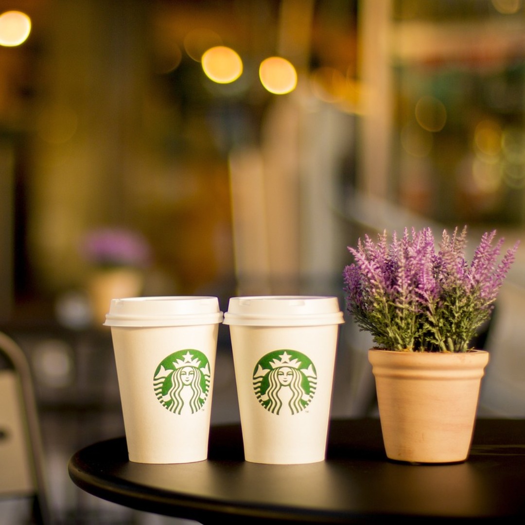 Starbucks avanza hacia la #sostenibilidad ♻️ El 100% de las nuevas tiendas en España serán Greener Stores en 2024, con electrodomésticos más eficientes e iluminación con bombillas LED. ow.ly/eP5050RoOS0