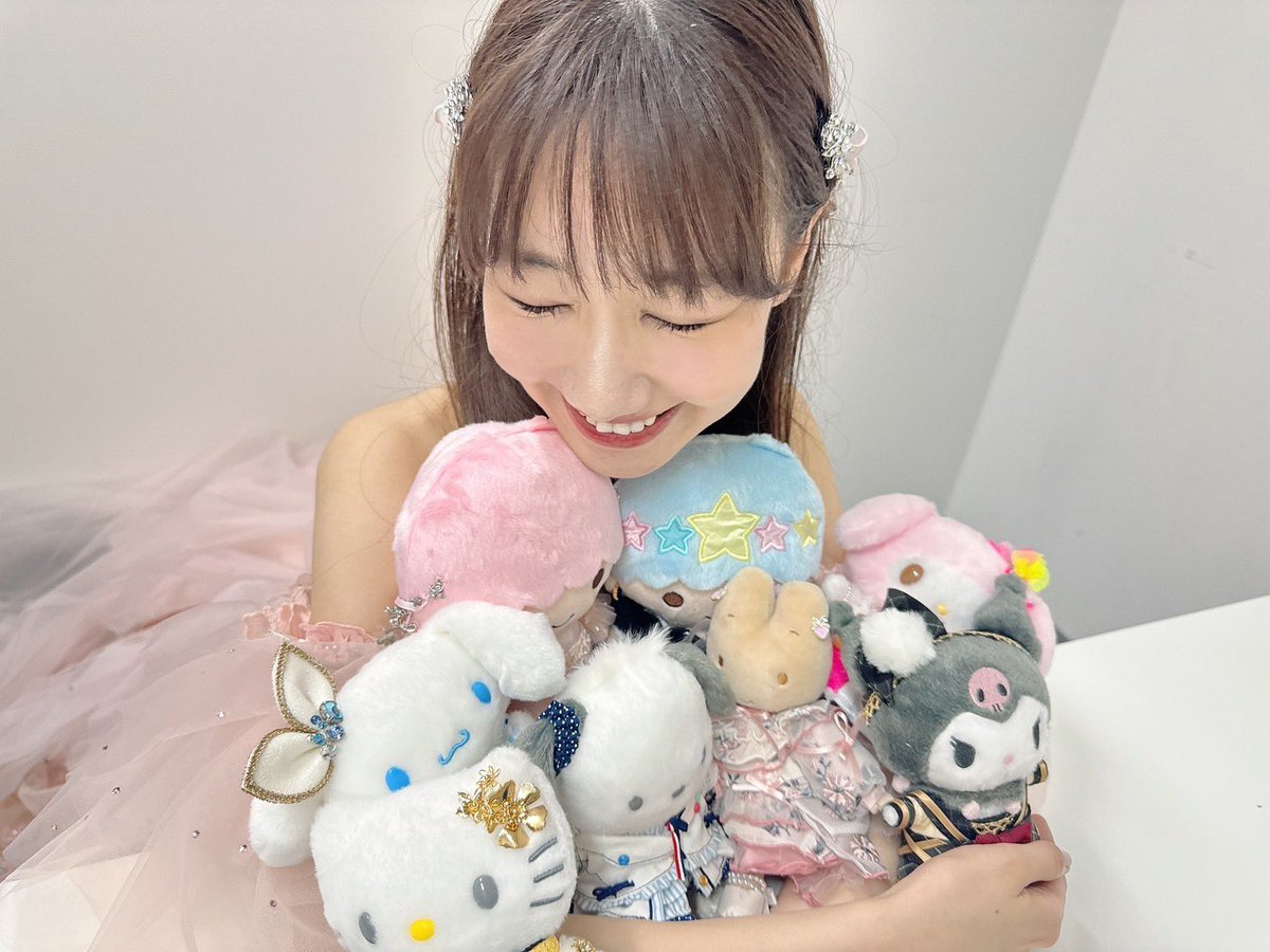 shinobukayano's tweet photo. #柏木由紀卒業公演 
本当感謝でいっぱいです🥹
AKB48を卒業してもゆきりんにはずっとアイドルでいて欲しいなと思いました😌

そして #オサレカンパニー から歴代のゆきりんの衣装に身を包んだサンリオのキャラクター達をプレゼント🎁
ゆきりん卒業おめでとう！沢山衣装を愛してくれて本当ありがとう！ https://t.co/BLaxbtv2DM