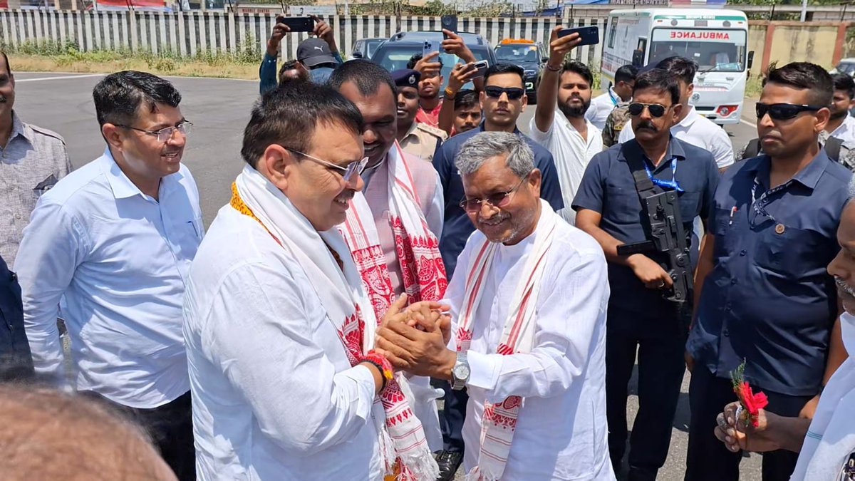 झारखंड प्रवास के दौरान माननीय मुख्यमंत्री श्री @BhajanlalBjp जी का आज धनबाद में प्रदेश अध्यक्ष श्री @yourBabulal जी और नेता प्रतिपक्ष श्री @amarbauri जी ने स्वागत अभिनंदन किया।