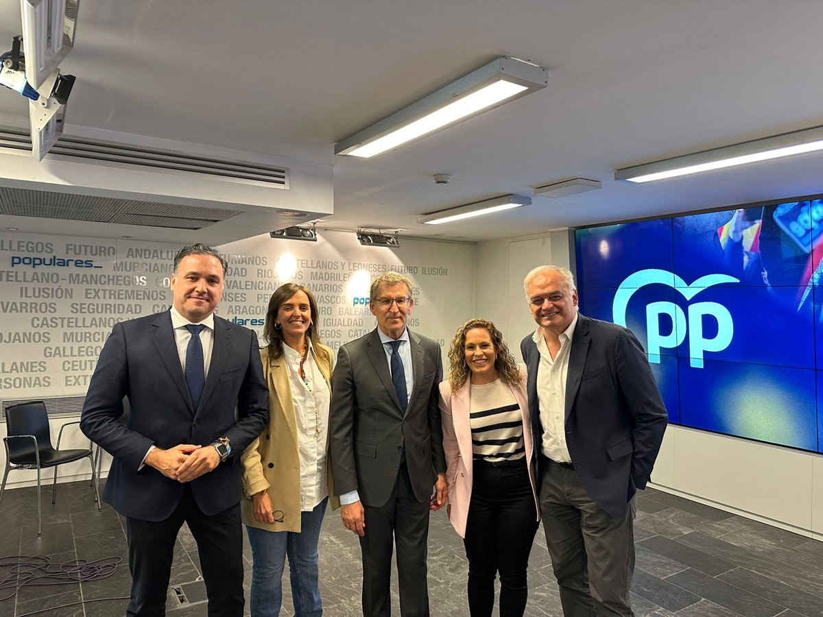 Nuestro presidente, @carlos_ester, participó ayer en la reunión de campaña para preparar las elecciones europeas. Vamos a darlo todo para que nuestra isla sea azul el próximo #9J.