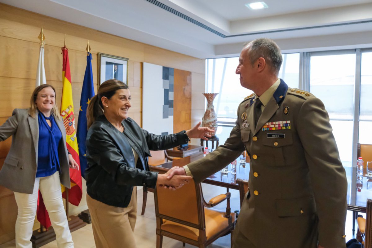 El Gobierno apoya la celebración del ejercicio anual de la Guardia Real por primera vez en Cantabria bit.ly/3Qr8wbv La presidenta @mjburuaga se ha reunido hoy con el coronel jefe de la Guardia Real para transmitirle el reconocimiento a la labor de esta unidad militar