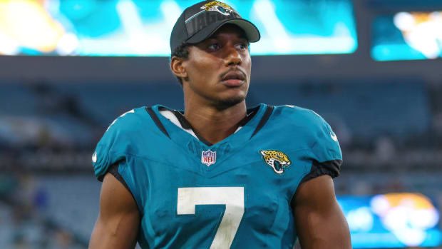 jasrifootball's tweet photo. The #Jaguars released WR Zay Jones. https://t.co/6duNb6oUIk