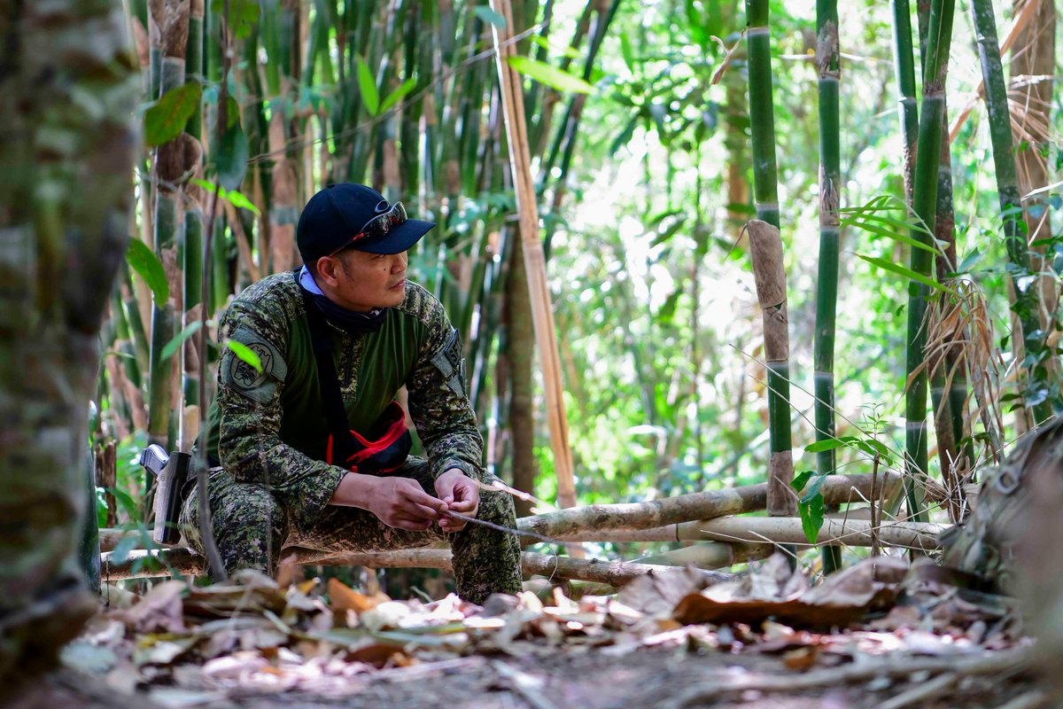 #SpecialTactics Airmen assigned to the 353rd Special Operations Wing and Armed Forces of the Philippines are #Balikatan for Jungle Environment Survival Training during Exercise #Balikatan24 in Subic, Zambales, Philippines.

#SOFinthePacific #FriendsPartnersAllies @USEmbassyPH